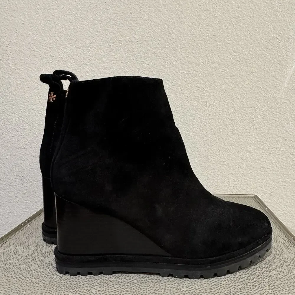 Tory Burch Logo 85mm Lug Sole Wedge Bootie Black Suede R$428 Size 10